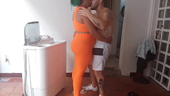 Preview 1 of Indian Tamil Aunty Show Boobs - 2 parte,  llamo al t&eacute_cnico de aires para que revise el m&iacute_o y termina revisando mi culo con su gran polla