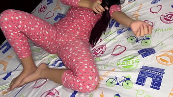 Preview 1 of Irany Ass - Mi Inocente Hijastra en Pijama Rosa que Deliciosa