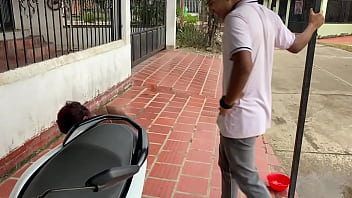 Preview 1 of Milf Pusi - mi vecina esta limpiando su moto y no tiene dinero para pagarme asi que me la follo