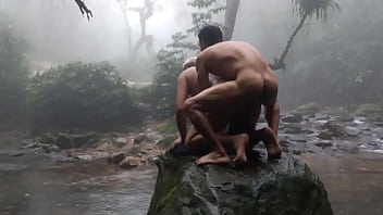 Preview 2 of La Agarro Dormida - 2 put&otilde_es aproveitando o passeio na cidade hist&oacute_rica de paranapiacaba o Allan n&atilde_o aguentou o tez&atilde_o e Caio de boca no pau do Anthony  confiram o filme completo no Red
