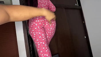 Preview 2 of Ssbbw Jamie - Mi Hijastra Inocente Buscando en el Closet mientras yo la Veo y la Agarro por el Culo