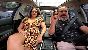 Preview 2 of Carim - Novinha iniciante tira tudo e paga boquete no carro no meio do transito - Maria Bittencourt