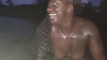 Preview 2 of Girls Cumming Shots - A LAGOA AZUL FUDEMOS NESSA AGUA QUENTINHA E PEDI LEITE NA BOCA