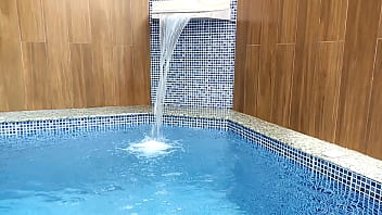Preview 4 of Dreame Sex Video - Sua l&iacute_der de torcida gostosa o chama para gozar na piscina
