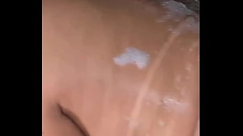 Preview 4 of Awek Sue Budak Poli - Banho de espuma e porra na bucetinha da morena