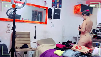 Preview 4 of Pronhab Videos Download - A c&acirc_mera de vigil&acirc_ncia do meu quarto pego arrumadeira com muito calor ela ficou com muito fogo e cheirando as calcinhas da minha esposa!
