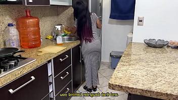 Preview 1 of Mom And Son In Law - Mi Hermosa Hijastra Limpiando la Cocina en Vestido Sexy y Ajustado Con su Gran Culo Caliente que no puedo Dejar de Mirarlo