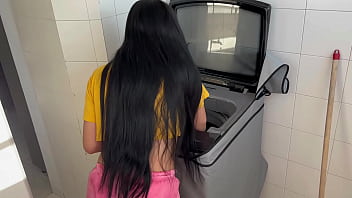 Preview 1 of Truyen Xxx - Pareja de hermanastros latinos cogen en la zona de lavado de la casa de su abuela. HL.