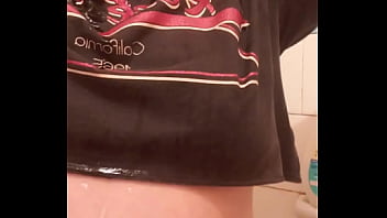 Preview 1 of Sexmovice In - Fetish estranho por bra&ccedil_o molhado - Parte 1