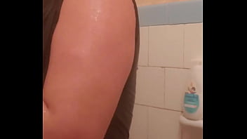 Preview 4 of Sexmovice In - Fetish estranho por bra&ccedil_o molhado - Parte 1