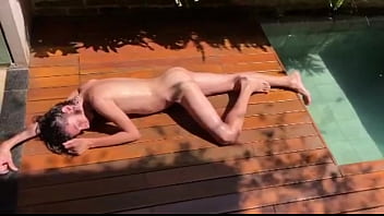 Preview 1 of Thu Nanaba - FLAGREI MEU VIZINHO NOVINHO E DOTADO NADANDO PELADO