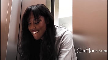 Preview 2 of Sexo Porn Sexx - Ass Stuck In Elevator Door Used By Someone Passing By