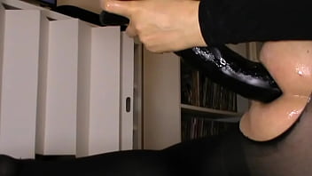 Preview 2 of Xxx Videos 2oo9 - Enorme anal dildo nero da 50 Cm H