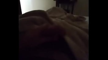 Preview 2 of Mom Six Beb Porn - Batendo uma enquanto o amigo na cama de cima.