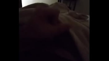 Preview 3 of Mom Six Beb Porn - Batendo uma enquanto o amigo na cama de cima.