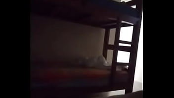Preview 1 of Mom Six Beb Porn - Batendo uma enquanto o amigo na cama de cima.