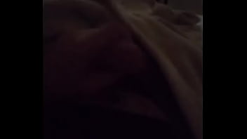 Preview 4 of Mom Six Beb Porn - Batendo uma enquanto o amigo na cama de cima.