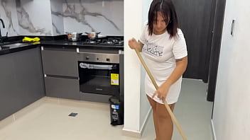 Preview 1 of Home Made Pak - Mientras mi madrastra MILF hace aseo y limpia,  yo me aprovecho para cogerla y hacerla venir a chorros. SEXO REAL ENTRE HIJASTRO Y MADRASTRA.