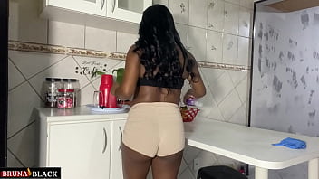 Preview 3 of Xxxix Full Movies - Sexo gostoso com a dona de casa gr&aacute_vida na cozinha,  enquanto ela cuida da limpeza. Completo Sheer.com/brunablack)