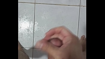 Preview 1 of Franch Kisss - Batendo e gozando no banheiro