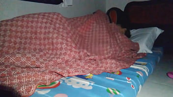 Preview 1 of Anali Bny Fon Nobar - Compartir cama con la madrastra se convirti&oacute_ en un inesperado creampie bajo la s&aacute_bana.