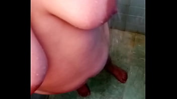 Preview 4 of Kompoz Xn Mom - Me jala la verga mientras le grabo sus tetas ricas a la casada infiel