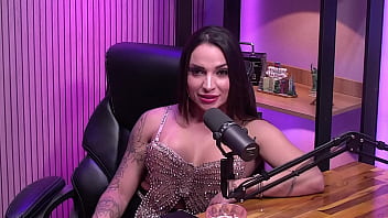 Preview 2 of Mother Teach Daughter Shemale - Monique Bertolini falando das modelos gostosas da California TV