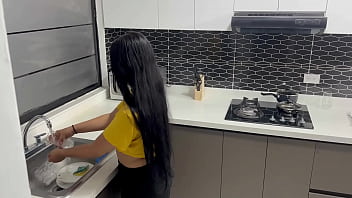 Preview 1 of Lilly Roma Hd - Aprovecho que mi hermanastra limpia la cocina para invitarla a coger duro.