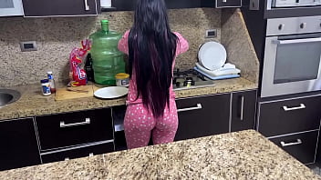 Preview 1 of 3gp King Xnxxx Anal Sex - Mi Deliciosa Hijastra Cocinando en Pijama no me pude aguantar a su Culo y mi esposa que esta viajando - Amateur Casero