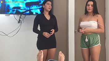 Preview 1 of Shit Mommy - trio cachondo de madrastra e hijastra - se follan al novio de su hijastra - doble corrida - culos Enormes