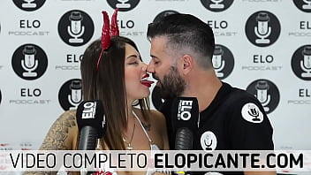 Preview 2 of Momi 50 - SARA BLONDE CHUPA LA PALETA BON BON BUM EN EL CUARTO PICANTE