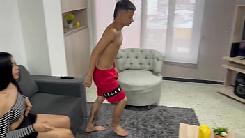Preview 1 of Se Deja Manosear - Mi hermanastra llega muy caliente luego de su campamento de verano.