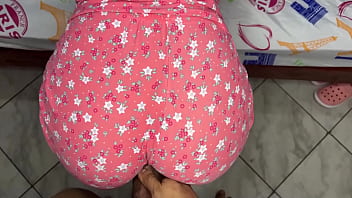 Preview 2 of Noli Eston - Enga&ntilde_e a mi Hermosa Hijastra Para que Busque de Bajo de la Cama Para Verle su Gran Culo