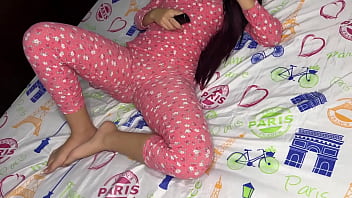 Preview 1 of Noli Eston - Enga&ntilde_e a mi Hermosa Hijastra Para que Busque de Bajo de la Cama Para Verle su Gran Culo