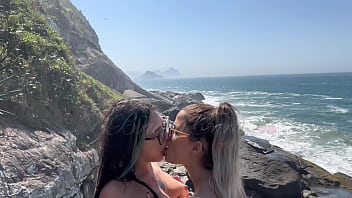 Preview 1 of Full Shoja - Aventura de duas gostosas numa trilha ao ar livre se pegando e gozando muito