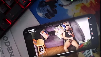 Preview 2 of Pornwhite Girl With Phat Asses - Porteiro Flagra Pela C&acirc_mera de Seguran&ccedil_a homem dotado se masturbando,  fica com tes&atilde_o e goza junto.