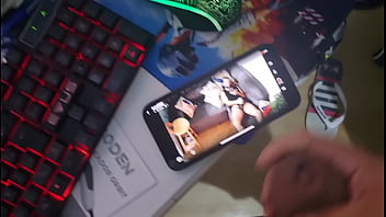 Preview 1 of Pornwhite Girl With Phat Asses - Porteiro Flagra Pela C&acirc_mera de Seguran&ccedil_a homem dotado se masturbando,  fica com tes&atilde_o e goza junto.