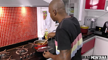 Preview 1 of Anja Weber - Sabad&atilde_o em casa,  nada melhor que uma comida caseira e uma safada pra foder no pelo - Thays Santos e Mark Butt