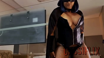 Preview 1 of Www X Blue - Halloween com a mulher gato gostosa que adora chupar um pau duro para tirar leite.