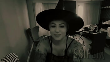 Preview 1 of Xxx Dog Man - Voc&ecirc_ ja fodeu uma bruxa t&atilde_o safada e gostosa no Halloween com uma bunda grande dessas ?? E jorrar leite quentinho no peito dela lambuzando ela com PORRA ser&aacute_ que pode ?