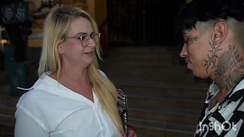 Preview 1 of 90s Offices - A pastora saindo da igreja foi abordada pelo um novinho tarado obcecado por sexo ,  A pastora leva muita piroca em sua terapia