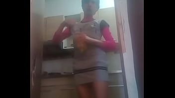 Preview 1 of Mom Cheating Amateur - Realfemboi en la cocina luciendo su cuerpo
