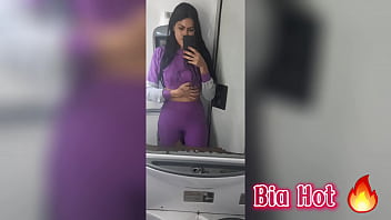 Preview 1 of Young Hellporno - Bia Hot Morena safada com tesao bate uma siririca no banheiro do onibus