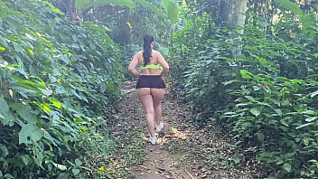 Preview 2 of Alura Jenson Big Tits Mom - Rabuda de mini saia andando no mato