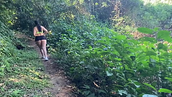 Preview 3 of Alura Jenson Big Tits Mom - Rabuda de mini saia andando no mato