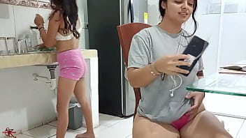 Preview 2 of 3movs Massage - mi hermanastra me da dedo mientras estoy en llamada.