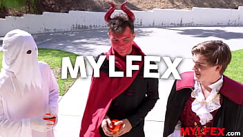Preview 1 of Marathi Kasak Kaand - Mylfex - Evil Boys Bangs Friend&#039_s Mom on Halloween