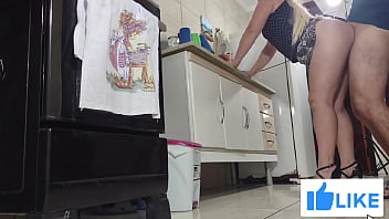 Preview 3 of Students Melayu - Madrasta gostosa na cozinha
