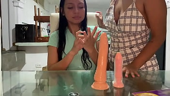 Preview 1 of Ffm Orgasms - mientras esa rica puta me mostraba las revistas le meto los dedos en su co&ntilde_o y le orde&ntilde_o sus tetas