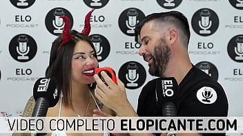 Preview 2 of Big Hip Porn - ELO PODCAST LE PASA EL HIELO POR LAS TETAS A SARA BLONDE